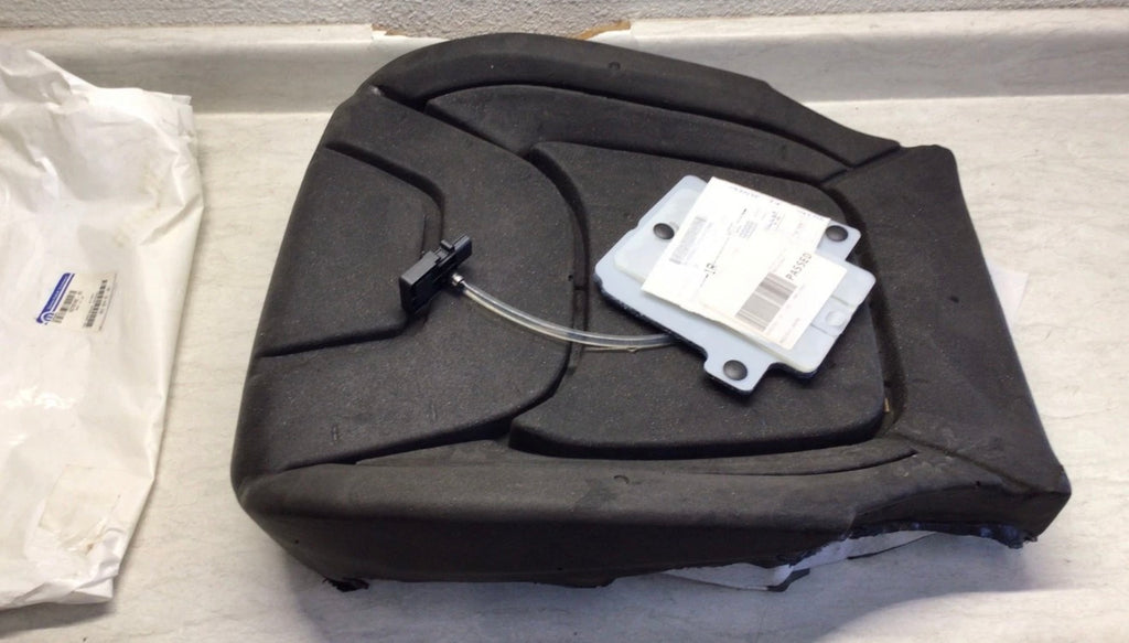 2015-2023 Genuine Jeep Cherokee Front Right Seat Bottom Cushion 68270574AD